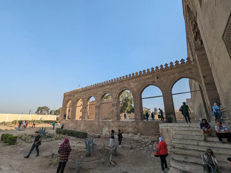 參加開羅半日步行團的照片，大部分的人都是短袖、長褲與運動鞋這類型的休閒穿搭。