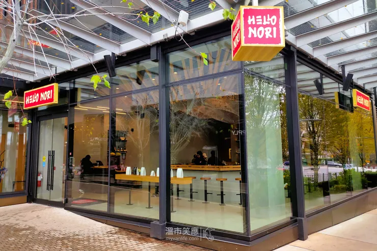 與傳統日料不同，窗明几淨的壽司店