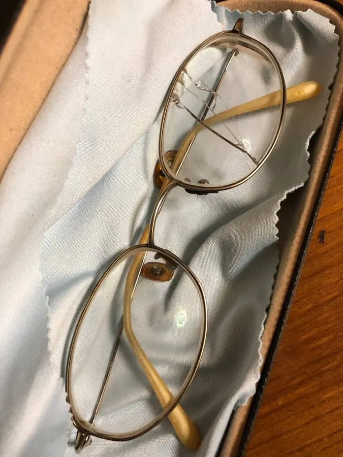 被警察打碎的金边眼镜