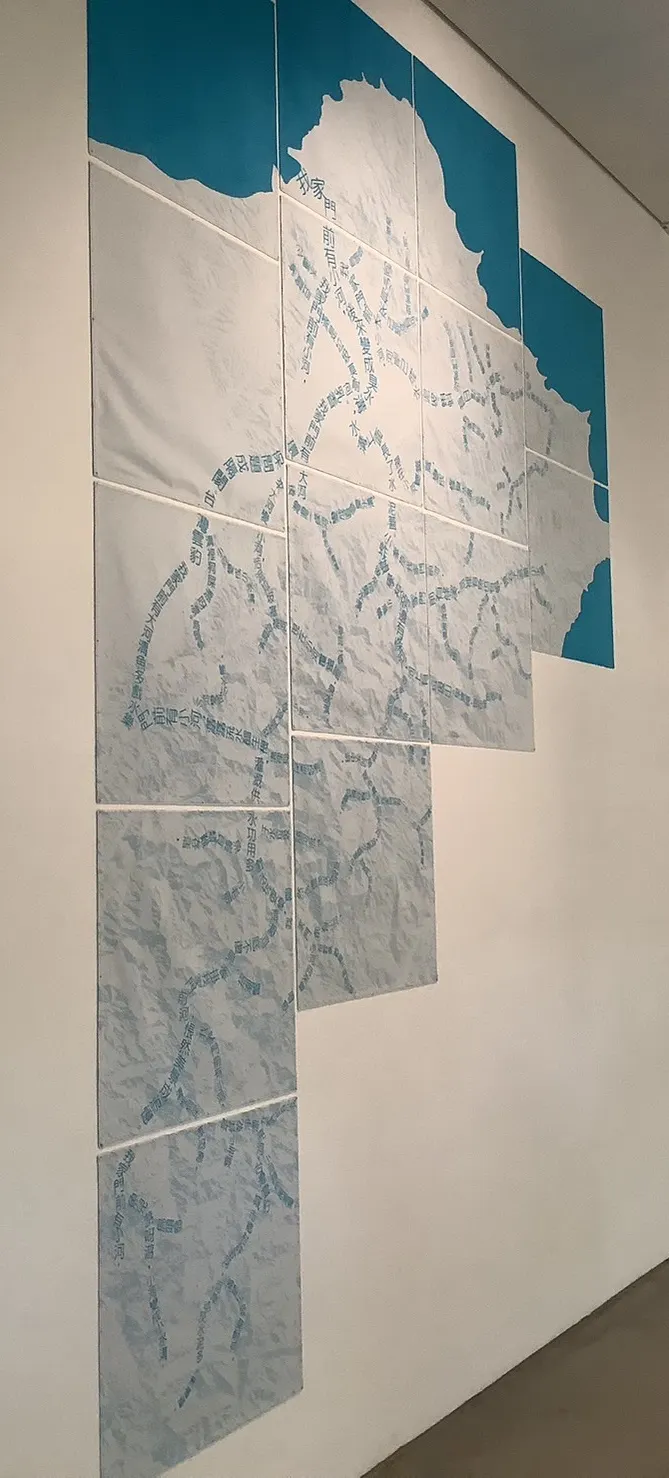 《人在江湖—淡水河溯河行動》展示藝術行動的成果紀錄。