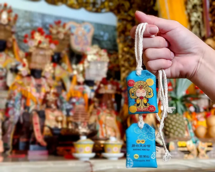 圖說：安平開台天后宮庇佑土地三百年，旺萊山以好運象徵的鳳梨「旺萊」致敬，攜手廟方將媽祖祝福延伸至文創領域，成為日常守護小物。（資料來源：旺萊山）