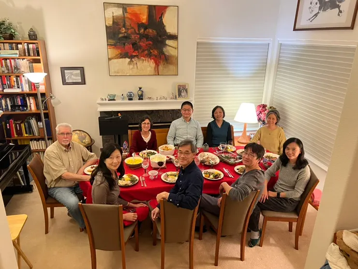 前方客廳現在兼用為請客的餐廳