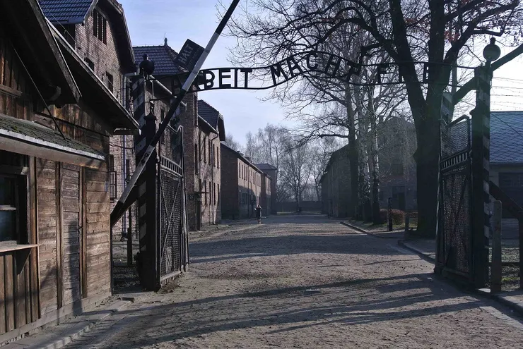 the gate of auschwitz concentration camp