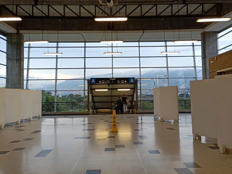 麥德林捷運站的環境整潔品質維持得很好。圖中的黃色角錐寫著「小心地滑」。