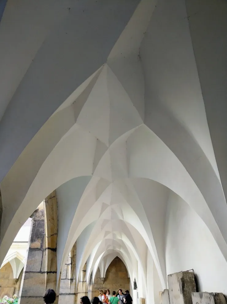 教堂：晚期哥德式的特色星狀拱頂