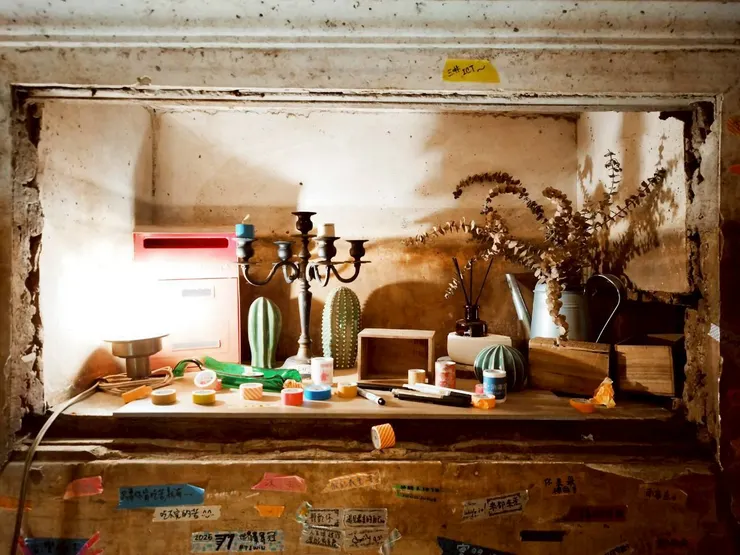 免費提供的紙膠帶和筆