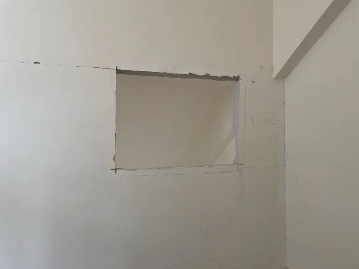 兩間客房都挖洞 這一間保留獨立性 打一個小窗