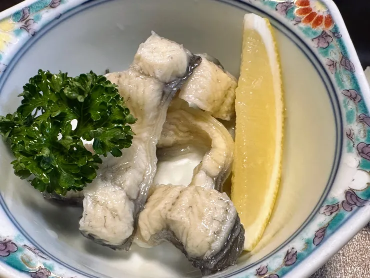 鰻魚白燒配上檸檬