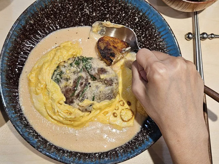 大約是女生的一個手