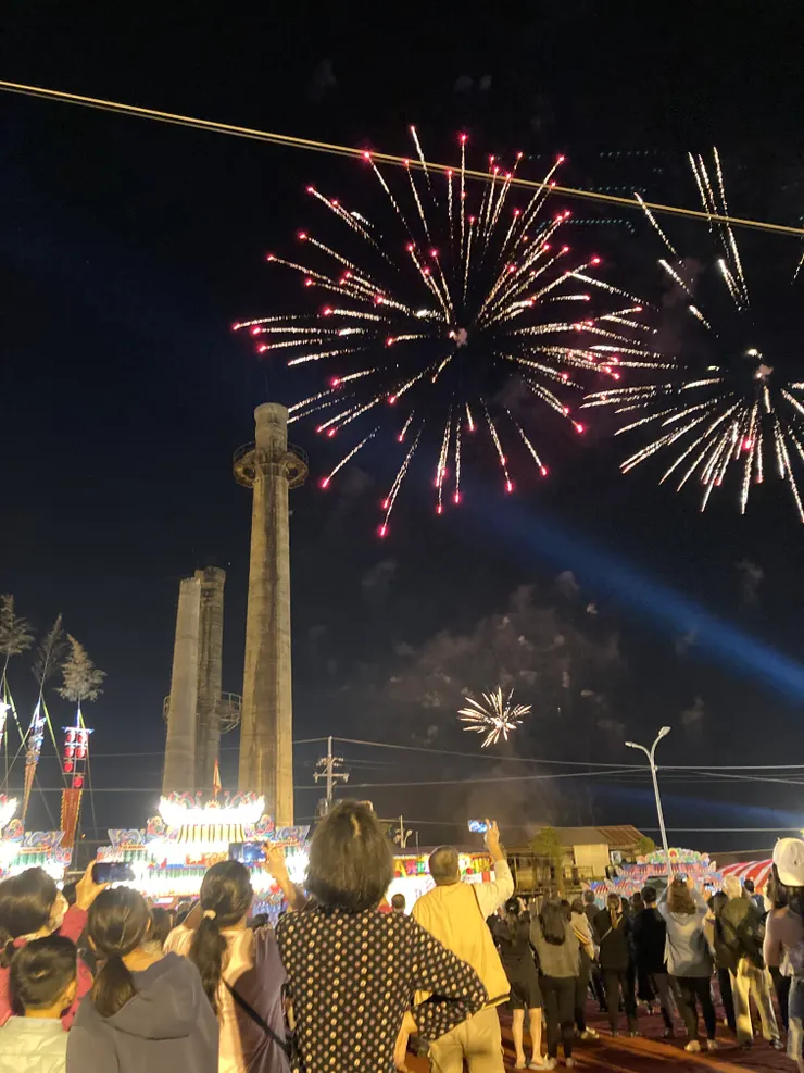 第一天的煙火施放活動，現場人潮超多！煙火也很漂亮！