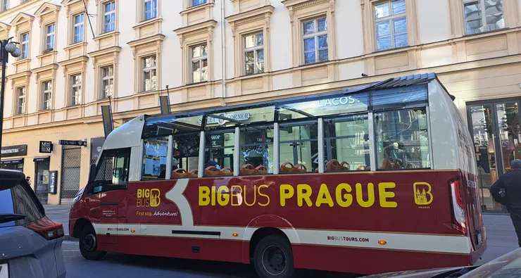 無人問津的觀光小巴...