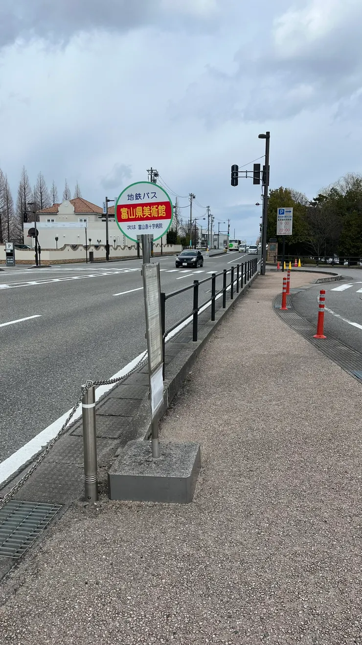 巴士站牌是簡單了一些。