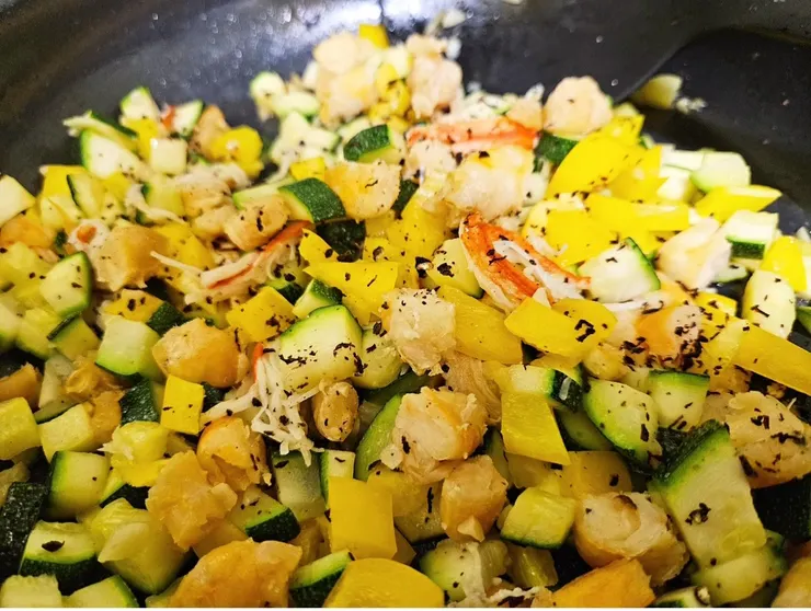 蝦、櫛瓜、蟹肉和黃椒，撒上紫蘇和黑胡椒調味。