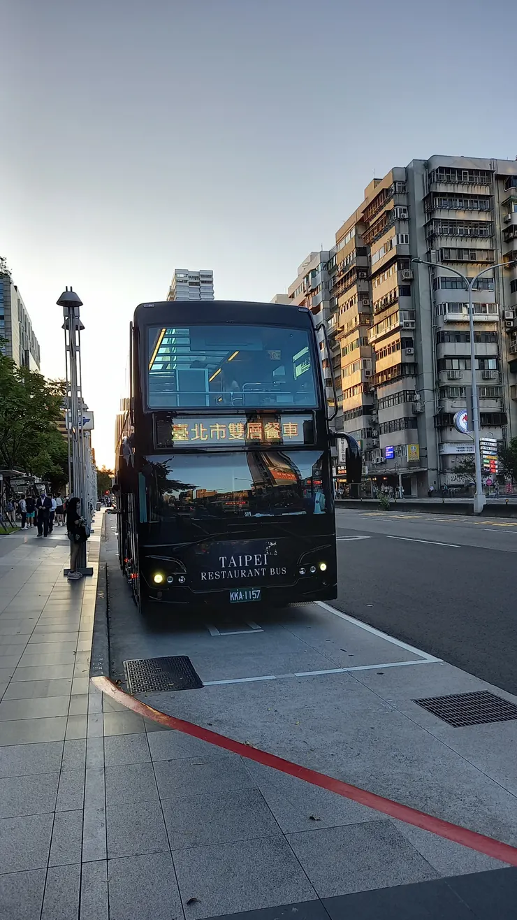 這是停在捷運市政府站的台北市雙層餐車!