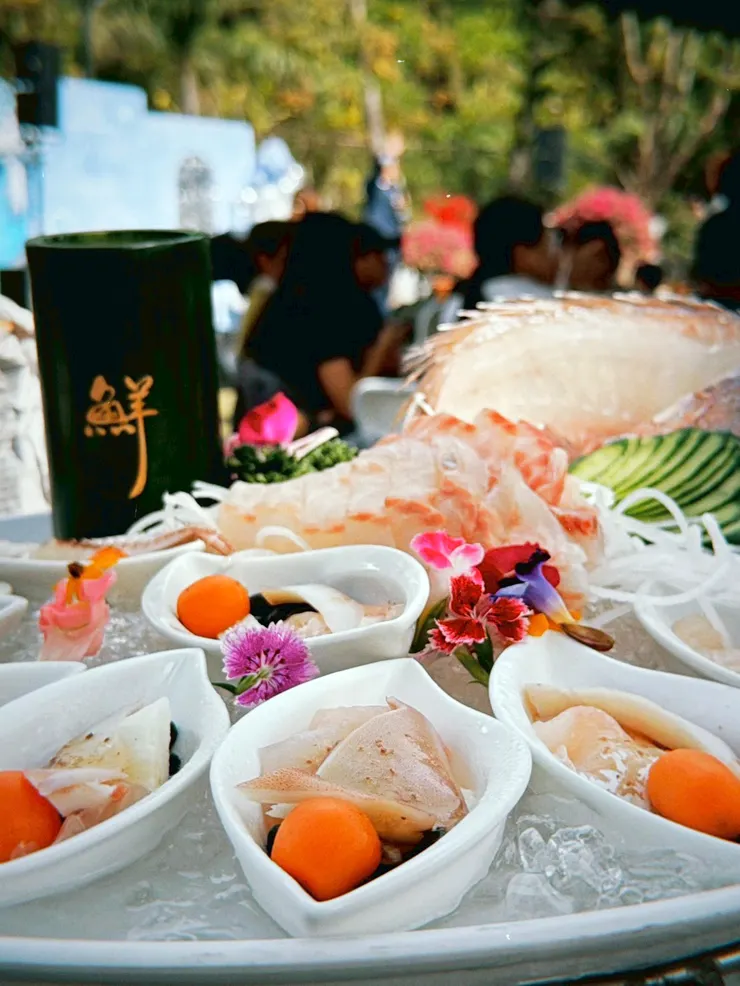 色彩繽紛的生魚片拼盤與暖胃的烏骨雞湯，是婚宴最棒的開場。