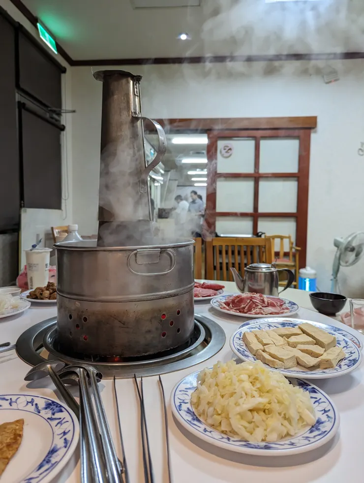 台電勵進酸菜白肉鍋使用傳統的燒炭煙囪型鍋爐