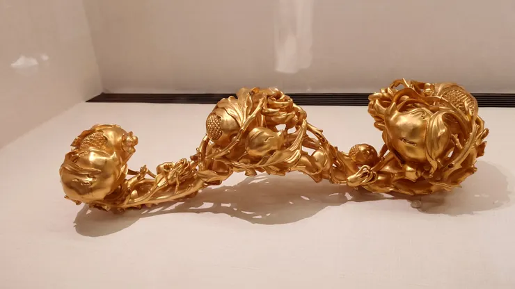 璀璨奪目的木胎金漆三多如意。(攝影/陳宜彣)