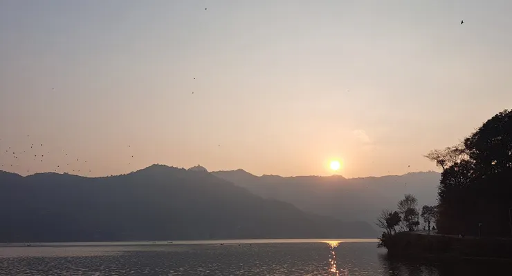 老鷹爆多的國家, 黑點點都是成群的老鷹...無農藥的土地..善良的信仰