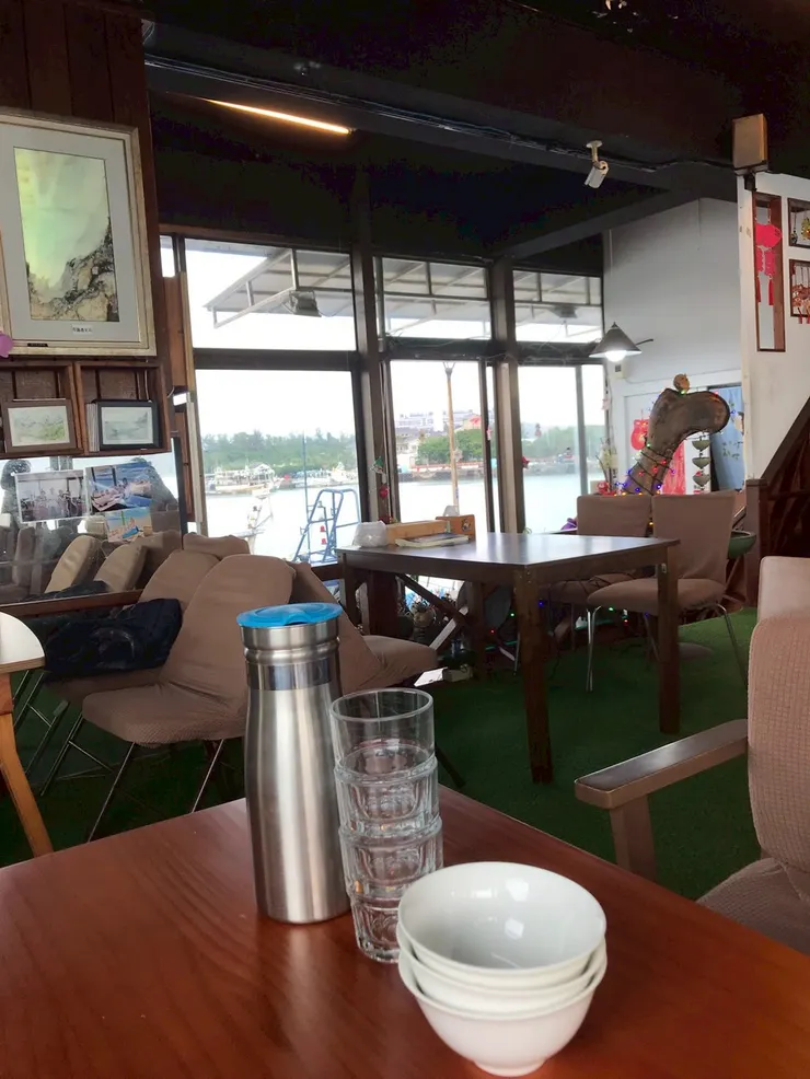 下情人橋後右轉木棧道，下木棧道走到最尾端即是貓頭鷹素食館