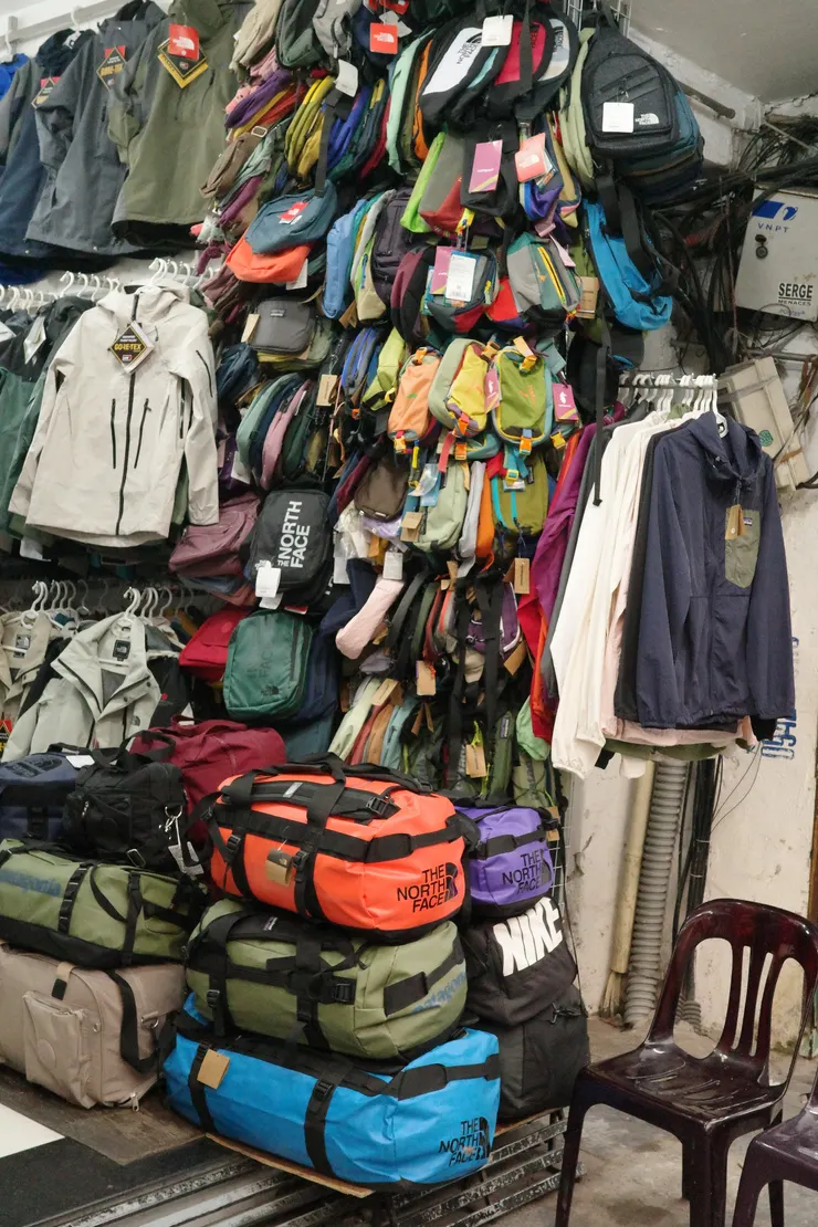 老城區商店,上百間都賣一樣的商品