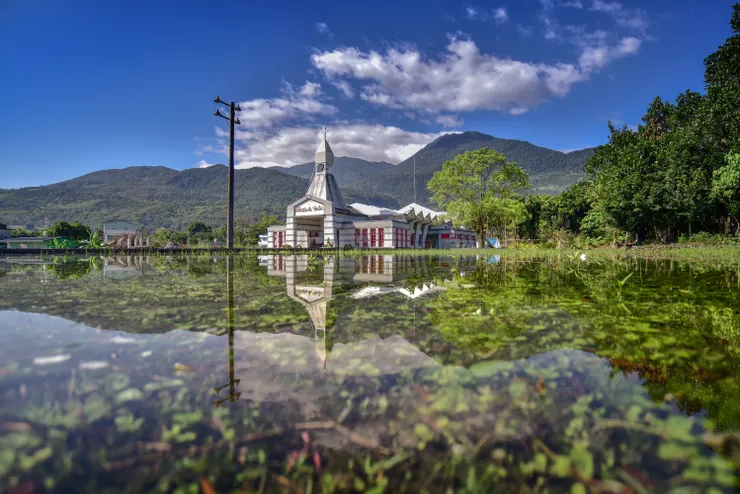 瑞穗富民天主堂位處稻田之間,和自然風景融為一體。