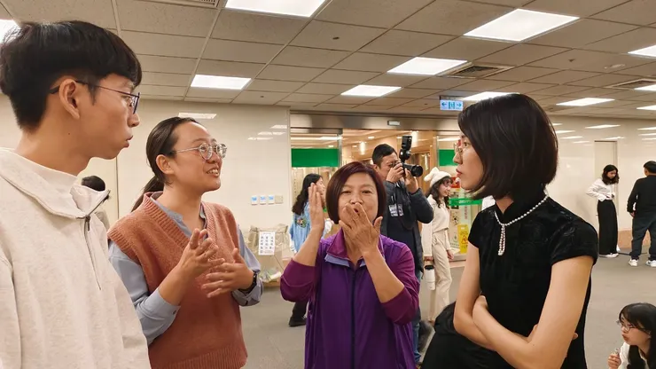 豆比與手語翻譯員介紹聾人文化