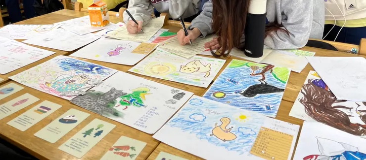 這是我們課程的期末成果展，這區擺放的自我意象的作品，別區還有情緒、直覺的創作！