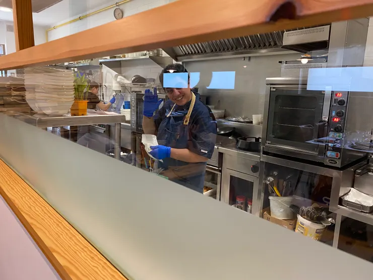 可愛的chef在備餐。