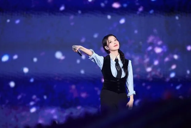 IU説以褲裝來演唱抒情曲，感覺能帶給大家更真摯的演唱