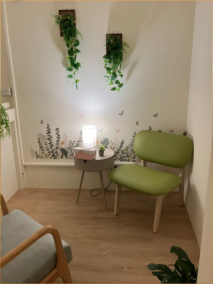 當你自己築的防波堤快被衝垮時，請記得你不需要永遠一個人扛。悅安的會談空間沒有冰冷的醫療感，而是一個能讓你安全「著陸（Grounding）」的港灣。在這裡，你可以安心卸下高功能的裝甲，透過專業的陪伴與神經系統的「共同調節（Co-regulation）」，我們一起把浪降下來。先保住明天，再決定下一步。