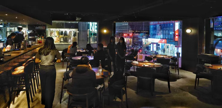 工業奢華風的內裝，透露主廚對提升傳統料理的企圖