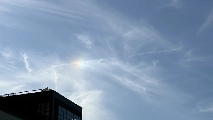 天空出現淡淡的彩虹光 (Photo by Carrie, 2024)