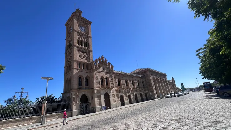 鐘樓模仿了托雷多主教座堂塔樓