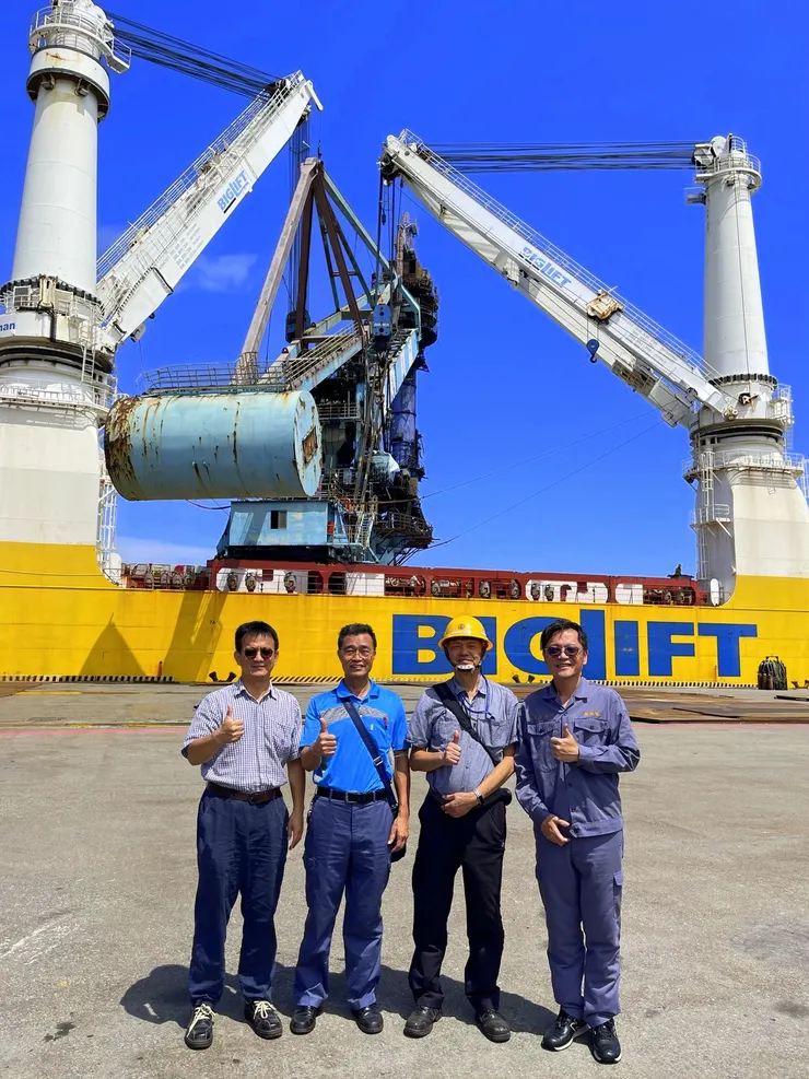 【海吊船如期抵達這過程難得一遇,看你順利離港心中大石總算落地!我也在廠與家的軌道間奔波白頭,送走了你下個月輪到我讓位退休。與現場同仁在台中港31號碼頭和行將被拆解的5號卸煤機合影留念。2024/6/7】】