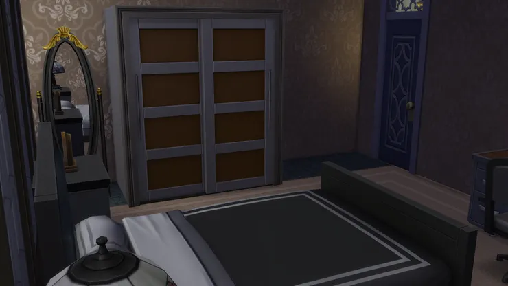 巨大的衣櫃是屬於媽媽的。