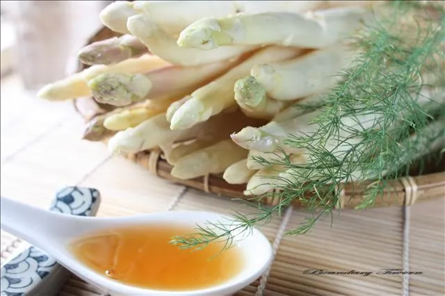 今天我們所熟悉的蘆筍，是一種學名叫做「石刁柏」的嫩莖，應是到20世紀初(一說19世紀七○年代)才傳入中國。