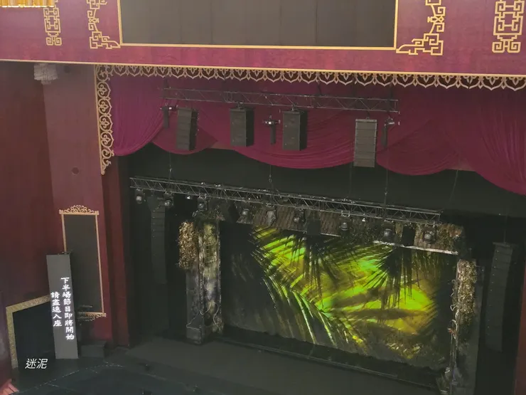 第一幕的開場前