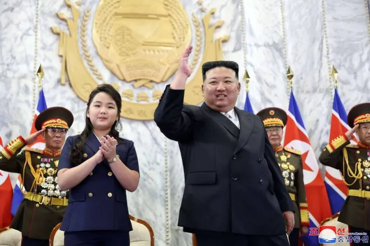 年幼的金主愛近期頻繁與金正恩一同視察部隊，被視為是未來的接班人。