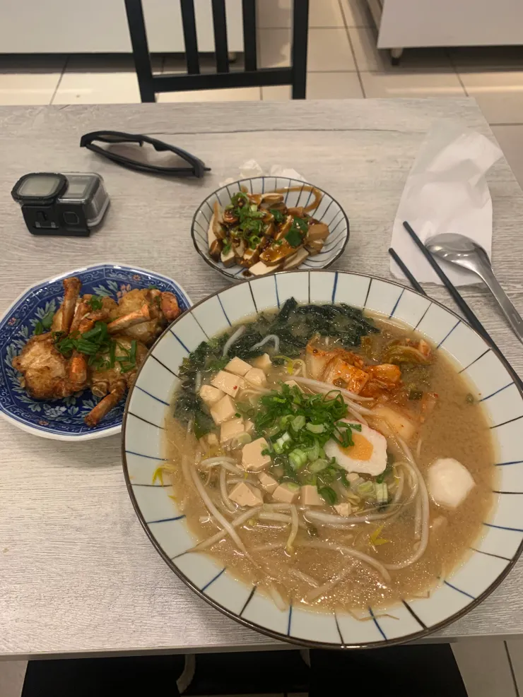 湯頭比海鮮麵多了一點泡菜味，但少了許多鮮甜，所以我還是認為海鮮麵更好吃。炸螃蟹我倒是覺得普通，也許是因為我本身對螃蟹就不是特別有興趣吧。辣醬可以請老闆加在旁邊，而且不要加太多，真的很辣。最後可以留一點麵拌辣醬吃。