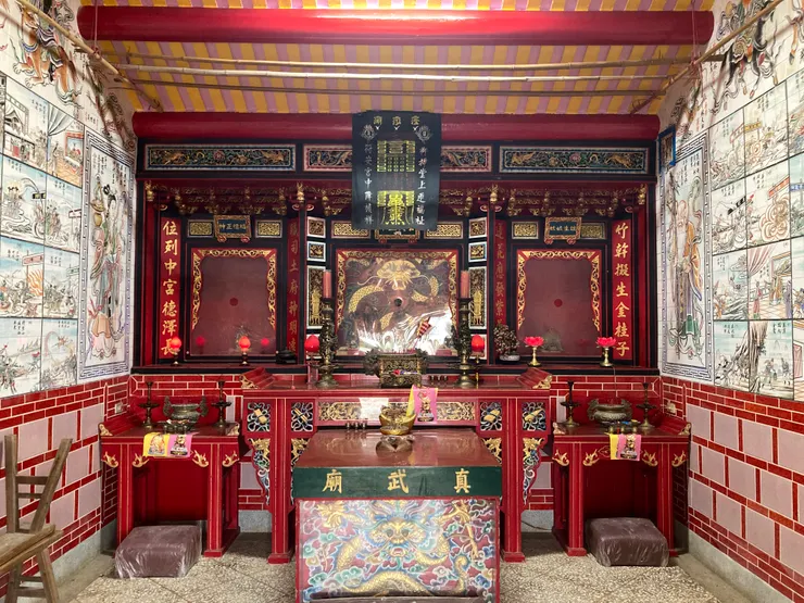 真武廟的手繪彩繪磁磚與內部。Photo taken by Ching/慶