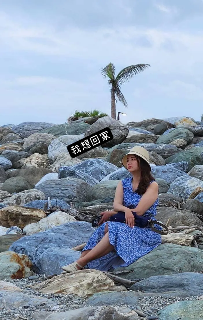 畢旅坐在七星潭旁，被學生偷拍的我