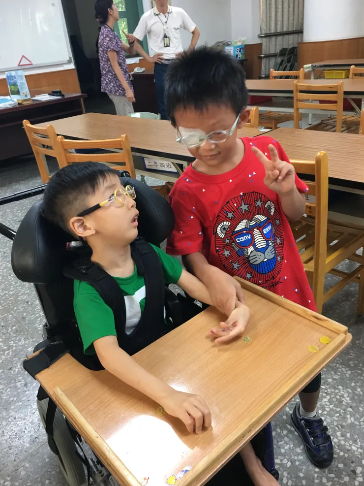 因為小女孩，讓更多班上的孩子願意接近子祐。