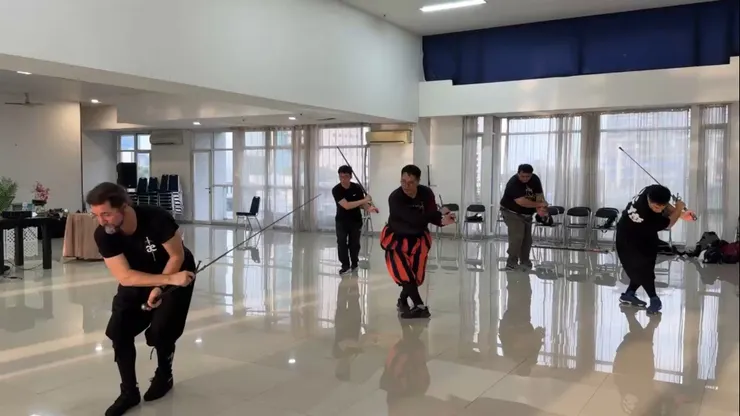 Ton對眾人進行雙手劍的指導