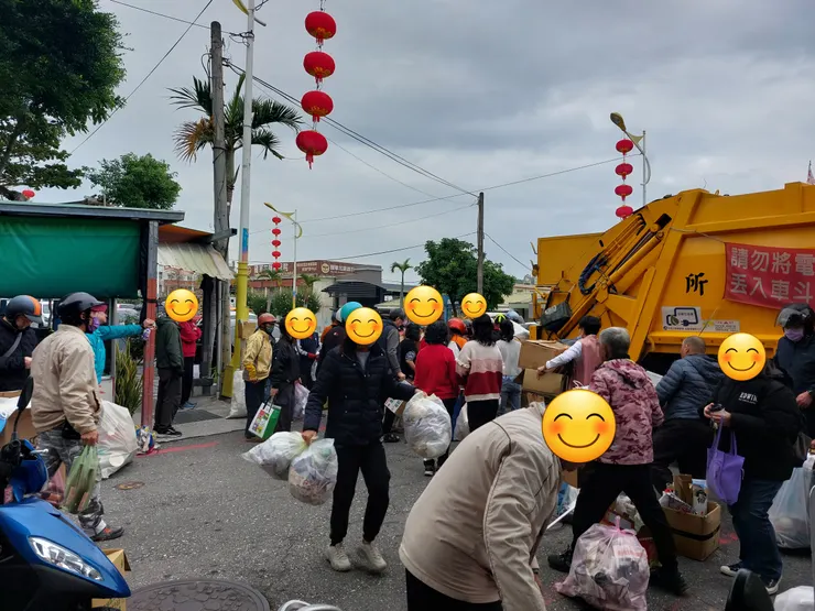 搶著倒垃圾 / 資料來源:我自己