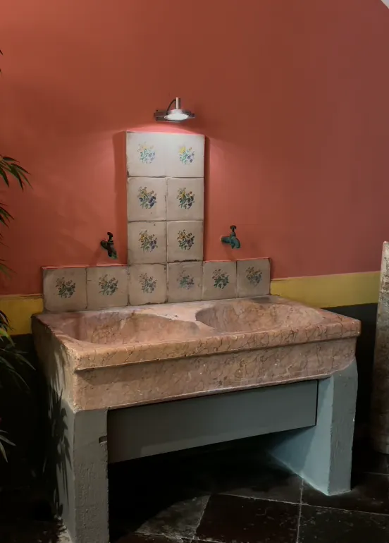 樓梯下方的古老洗手台