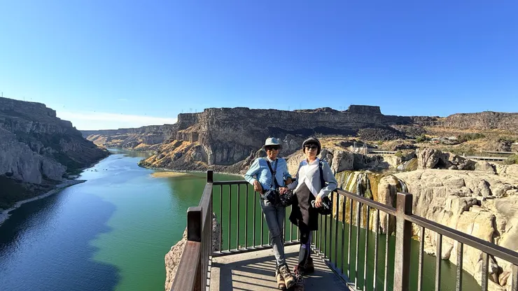 肖松尼瀑布是天然雪水融化流下來