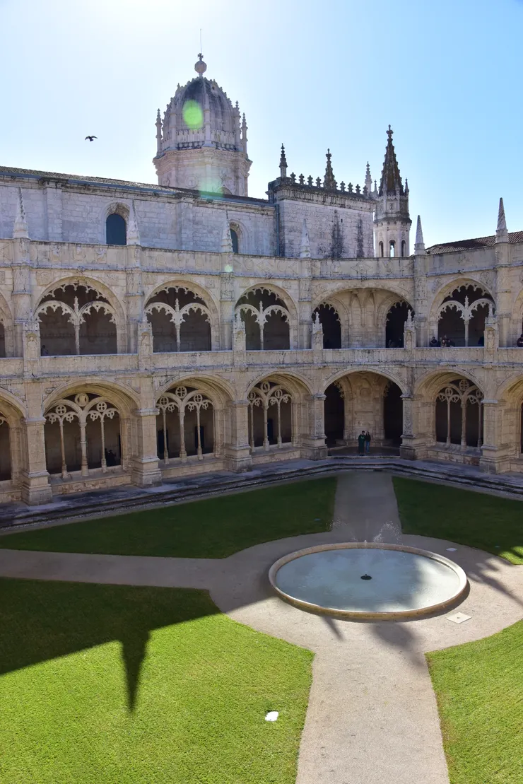 連綿的拱門環繞著的中庭,繁複的建築、碧綠的草皮、金色的陽光,拍起來頗有哈利波特的味道。