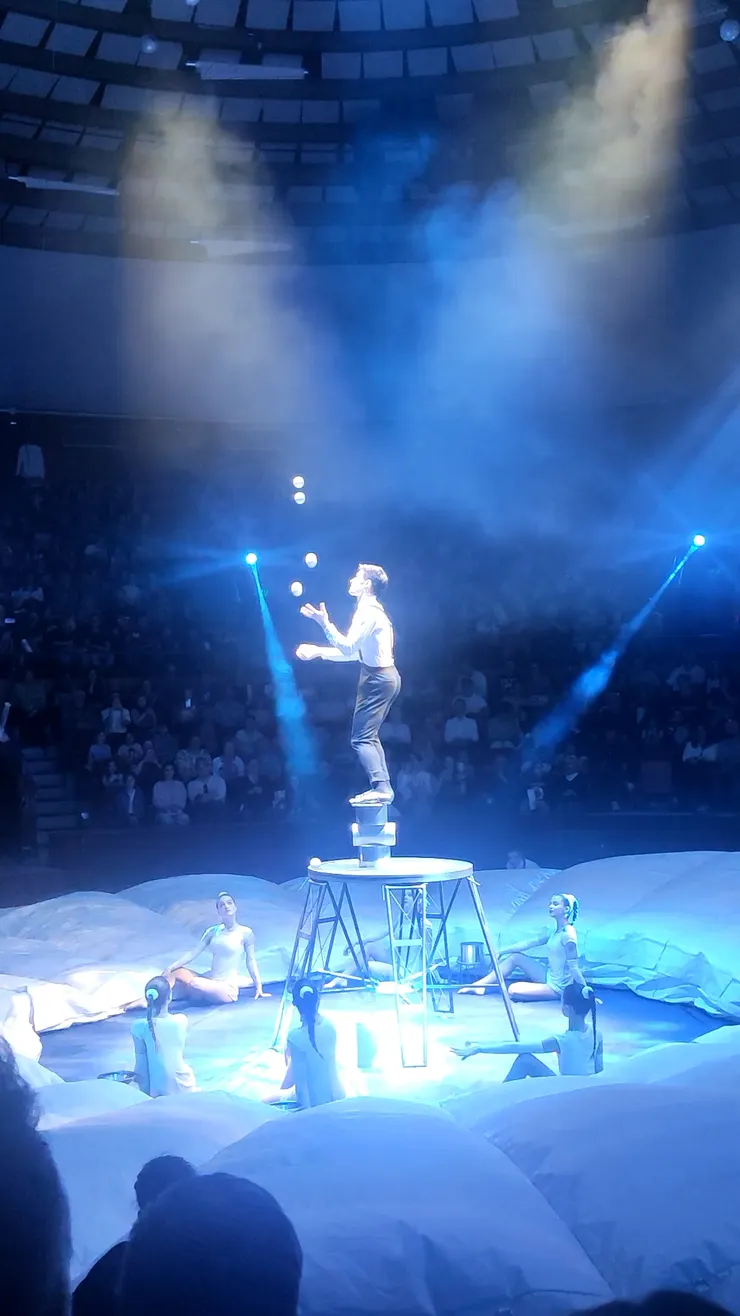 其中一個主表演，一邊保持平衡(腳下面是圓柱)，一邊丟球