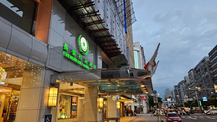 台北長榮桂冠酒店的大門口!外牆現在正在進行拉皮改裝!