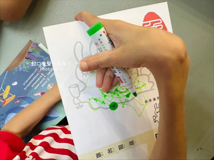 腦傷的孩子畫畫這樣的細動作還是靠大人帶著畫喔。